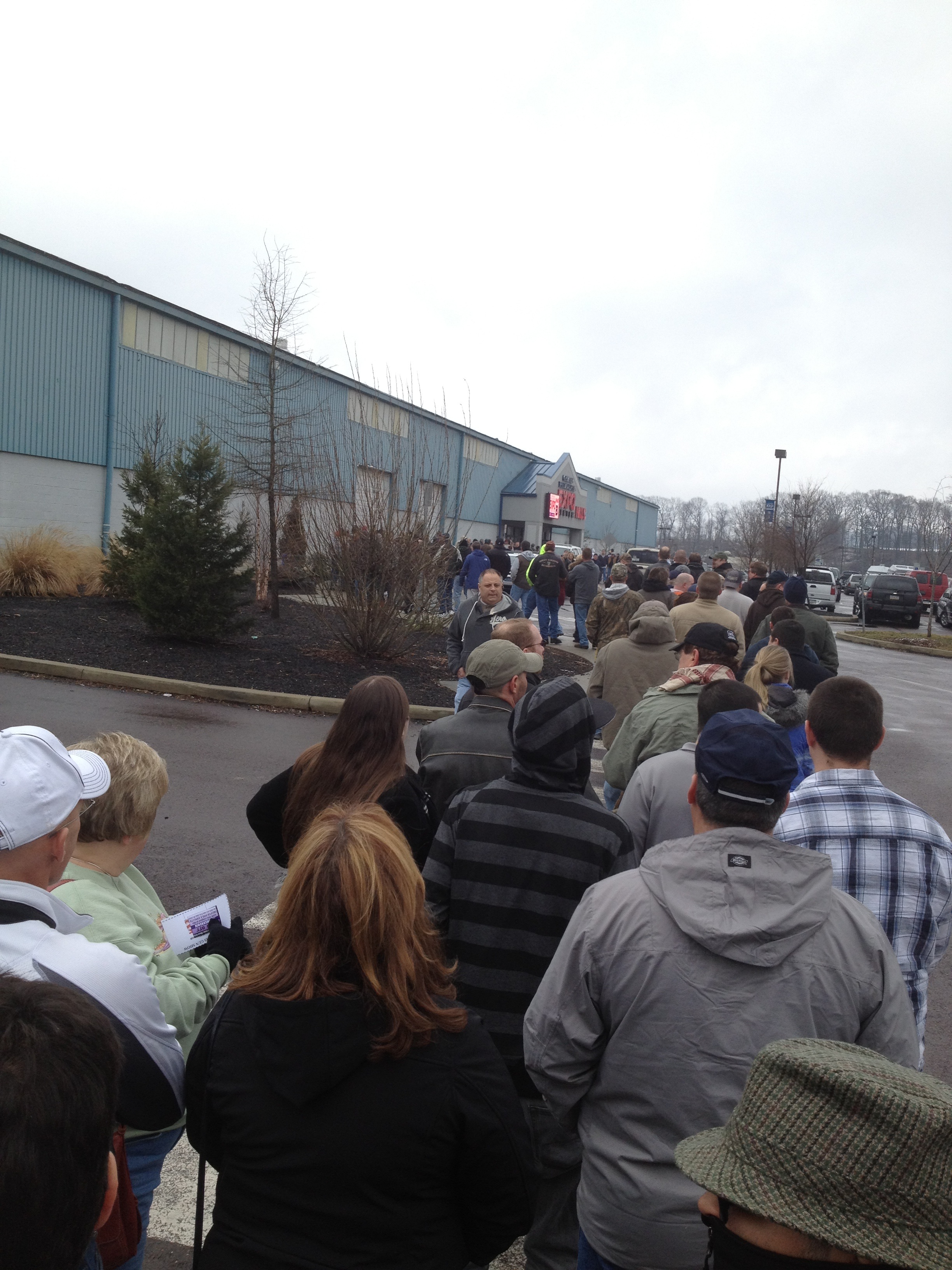 Oaks Gun Show Crowd